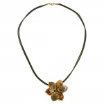 Kette 48mm Blume Metallanhnger oliv-gold emailliert Kordel oliv 50cm